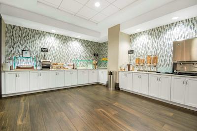 امباسی سویتز بای هیلتون لویسویل دونتون