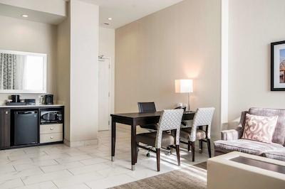 امباسی سویتز بای هیلتون لویسویل دونتون