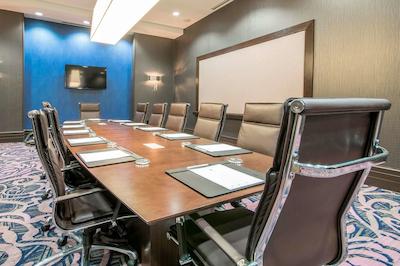 امباسی سویتز بای هیلتون لویسویل دونتون