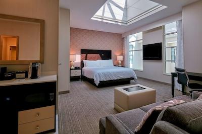 امباسی سویتز بای هیلتون لویسویل دونتون