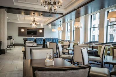 امباسی سویتز بای هیلتون لویسویل دونتون