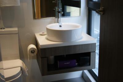 اکوئین هتل جالان بسار