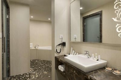 هوارد جهنسُن بنگالورو هبال