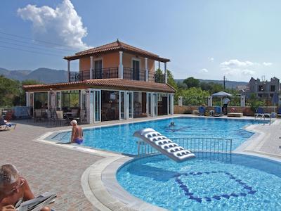 ماکیز استودیز اند اپارتمنتز