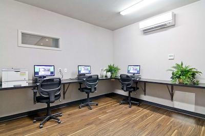 هم این اند سویتز رجینا آیرپرت