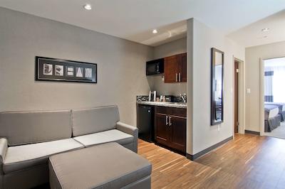 هم این اند سویتز رجینا آیرپرت