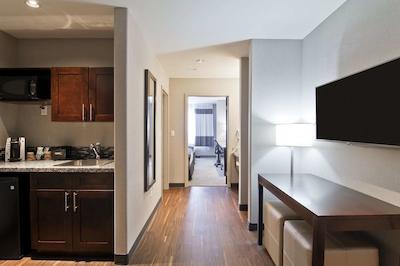 هم این اند سویتز رجینا آیرپرت