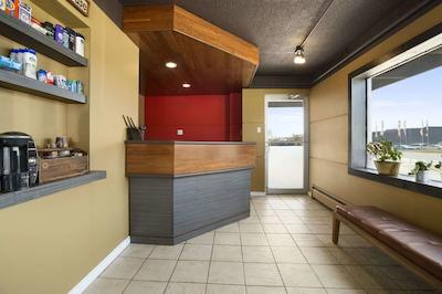 نایتز این ادمنتون اسود