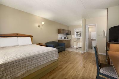 نایتز این ادمنتون اسود