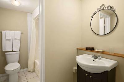 نایتز این ادمنتون اسود