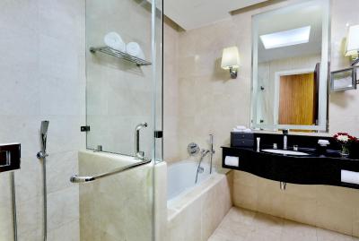 کرون پلازا دوحه وست بی