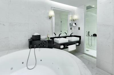 کرون پلازا دوحه وست بی