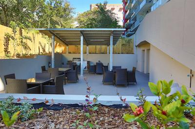 گلادستون سنترال پلازا