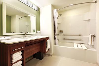 هم2 سویتز بای هیلتون کلج استیشن