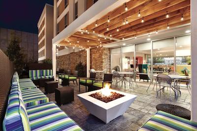 هم2 سویتز بای هیلتون کلج استیشن