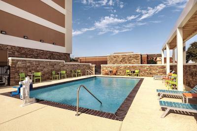 هم2 سویتز بای هیلتون کلج استیشن