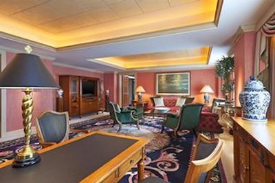 د وستین تکیو