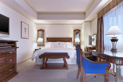 د وستین تکیو