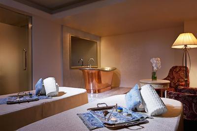 د وستین تکیو