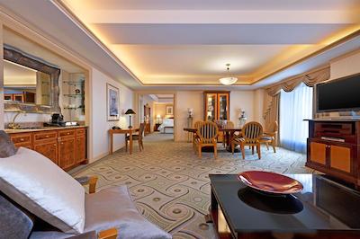 د وستین تکیو