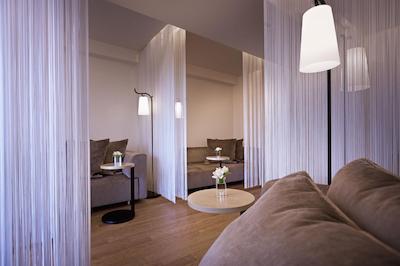 د وستین تکیو