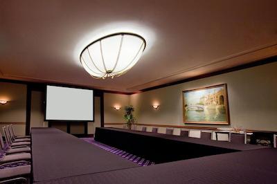 د وستین تکیو