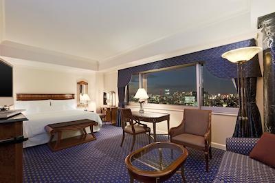 د وستین تکیو