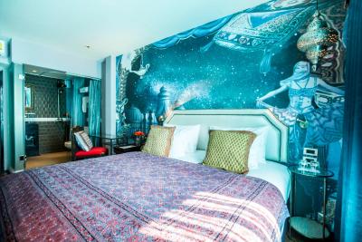 پلی هاوس تونگلر بانکوک