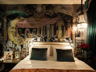 پلی هاوس تونگلر بانکوک