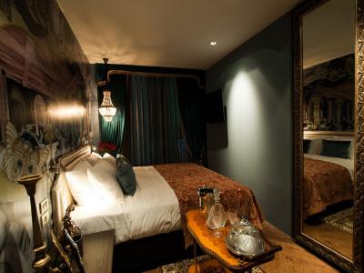 پلی هاوس تونگلر بانکوک