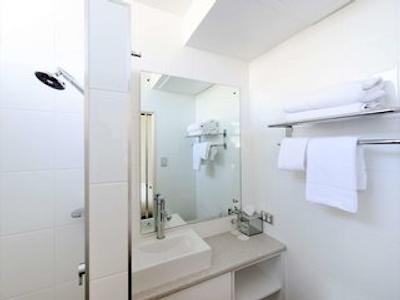 ایبیز استیلز ادلید گرسونر هتل