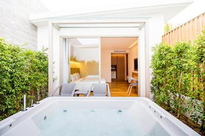 د کاست که ساموی ادولتز اُنلی ریزرت اند اسپا