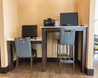 کمفرت این اند سویتز کالگاری آیرپرت نرد