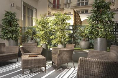 رسیدنس چارلز فلکت پاریز