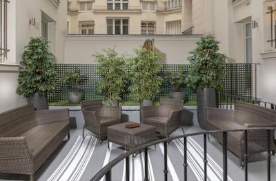 رسیدنس چارلز فلکت پاریز