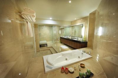 دیسوری اند کنونشن انکل هتل