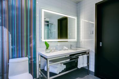 رنیسانس منتریل دونتون هتل