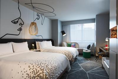 رنیسانس منتریل دونتون هتل