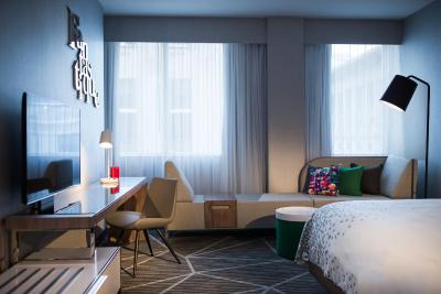 رنیسانس منتریل دونتون هتل