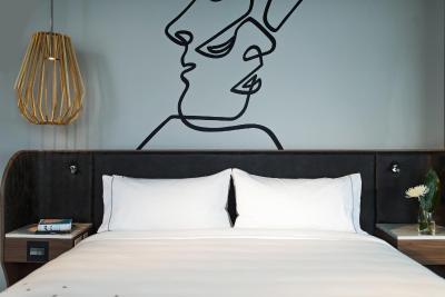 رنیسانس منتریل دونتون هتل