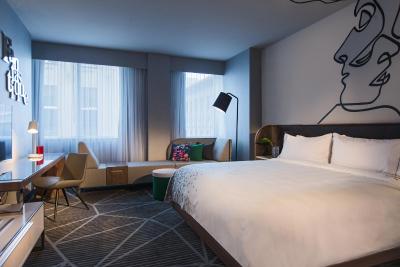 رنیسانس منتریل دونتون هتل