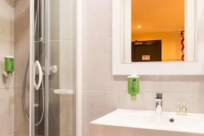 کمفرت هتل اُرلینز اُلیوت پروینسز