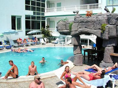 کاراکاز اپارت هتل