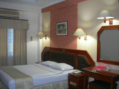 پوری مگا هتل