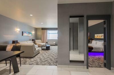 اپلاوس هتل کالگاری آیرپرت