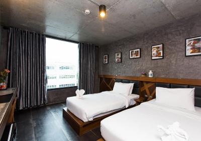 بی 2 بانکوک سریناکارین