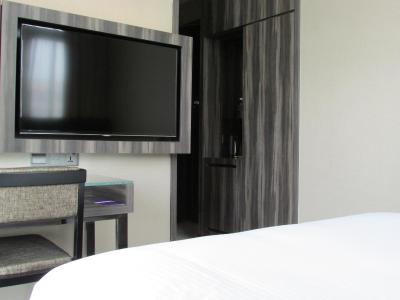 اکوئین هتل پایا لبار