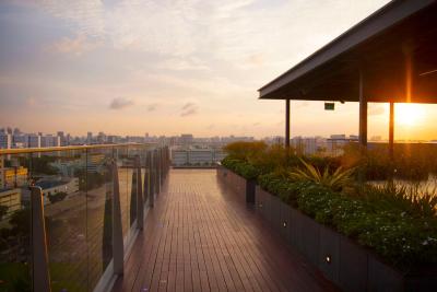 اکوئین هتل پایا لبار