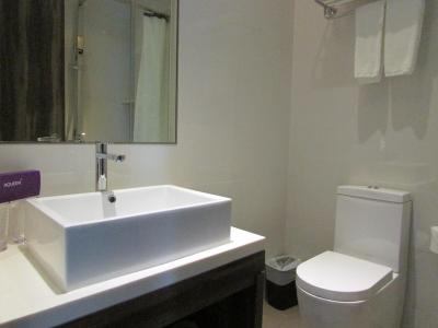 اکوئین هتل پایا لبار