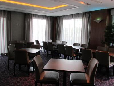 اکوئین هتل پایا لبار